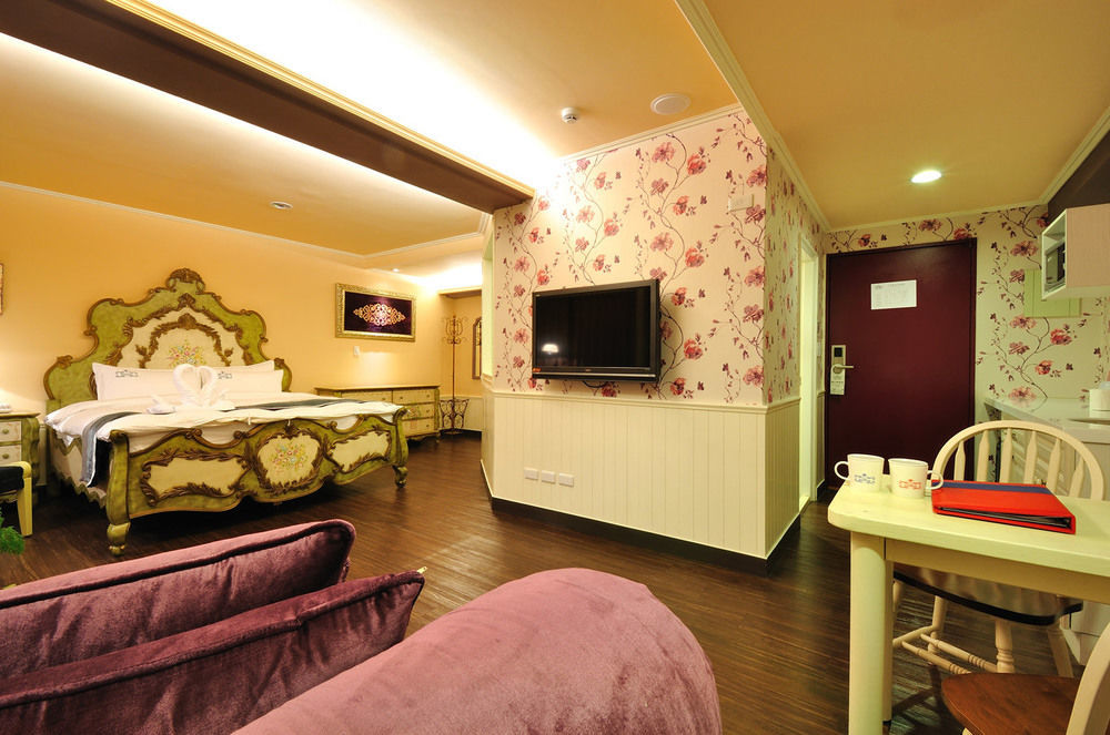 Elizabeth Hotel Taichung Bagian luar foto