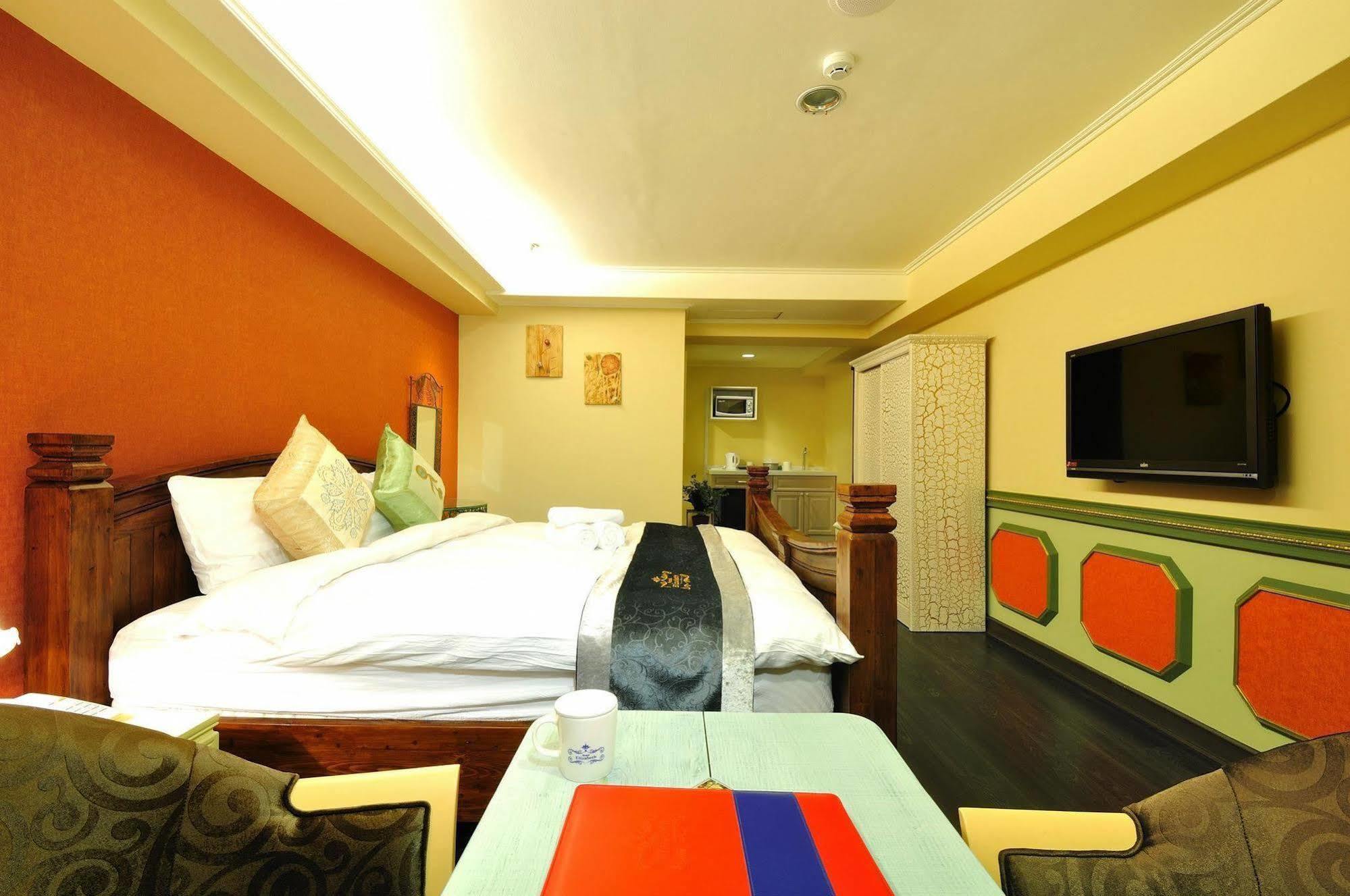 Elizabeth Hotel Taichung Bagian luar foto